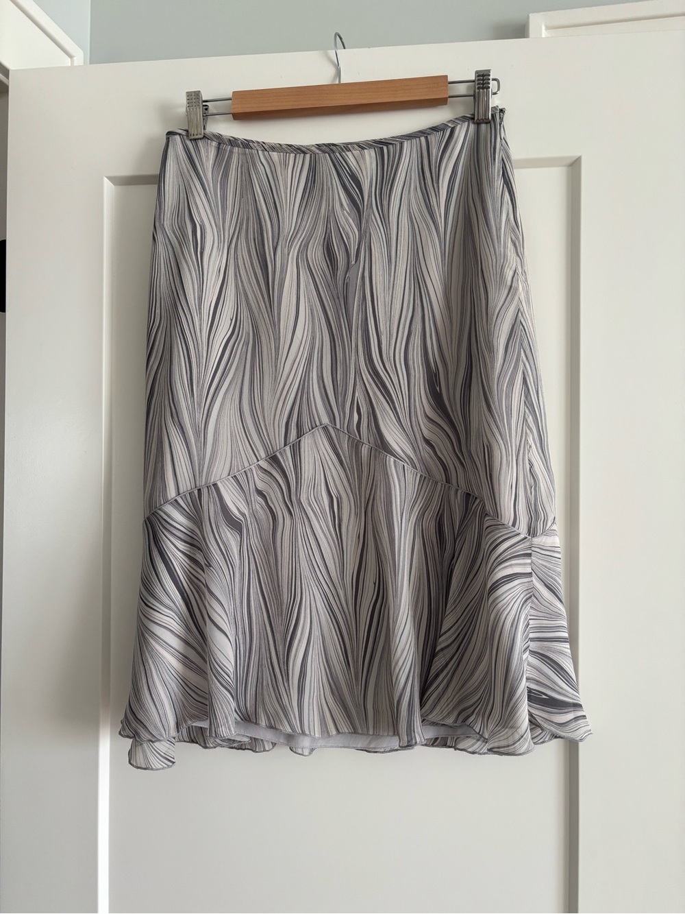 The Limited Gray & White Wavy-Print Midi Skirt